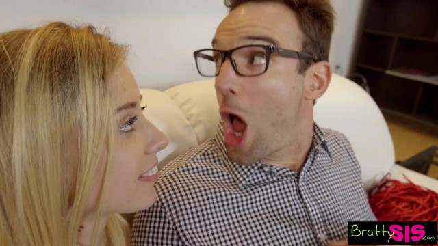 Блондинка надрочила ботанику ствол и встала раком