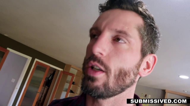 Молодая потаскушка играет роль послушной рабыни