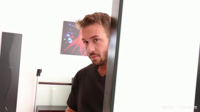 Парень удовлетворил сразу двух красоток вставляя свой член в их анальные щели