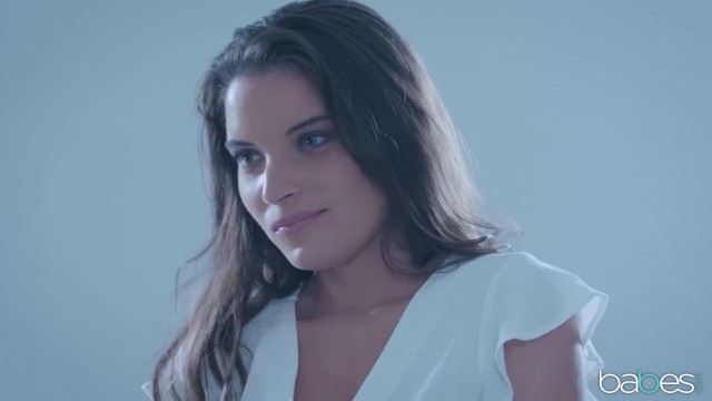 Рабочие дырочки брюнетки наслаждаются толчками члена