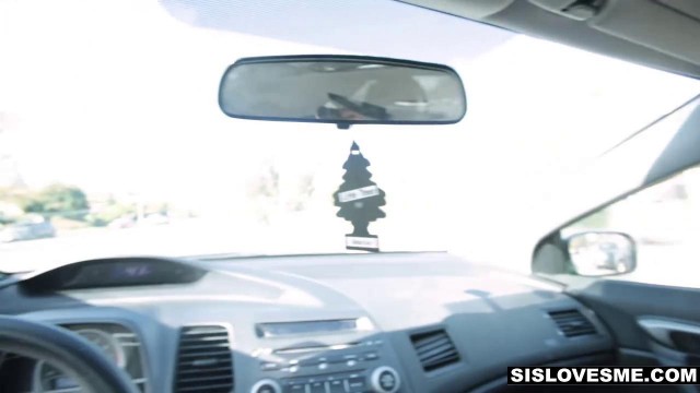 Девушка после минета в машине трахается с любовником на диване