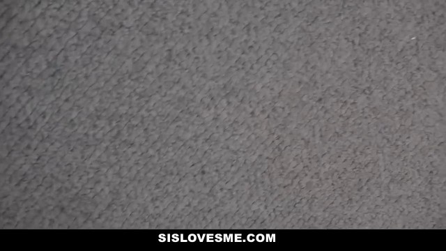 Красотка садится на лицо зрелого мужика, чтобы получить куни и сделать глубокий отсос