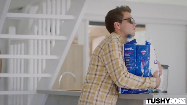 Парни решили заняться свинг-сексом с двумя любительницами анала