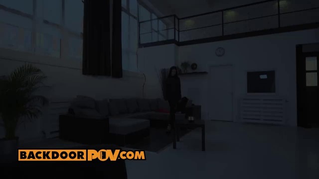 На спинке диване чувиха принимает в ванине большущий хуй