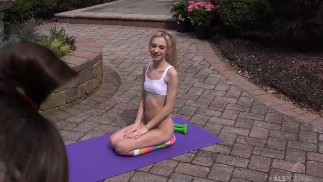 Голая сучка с растянутой пиздой на фотосессии