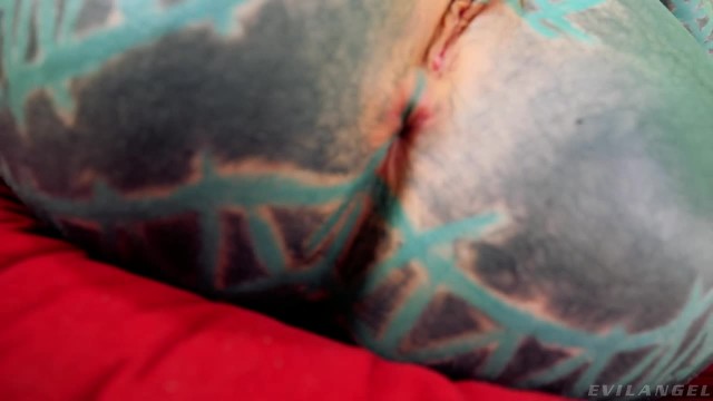 Татуированная парочка показала свои таланты в анальном сексе