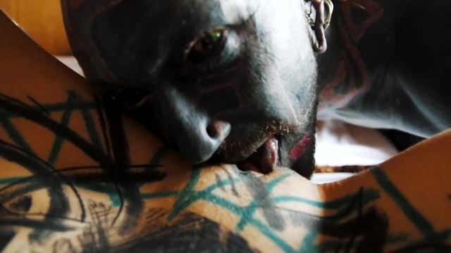 Мужик всунул татуированный хуй глубоко в жопу сатанистки