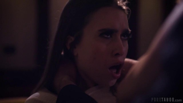 Молодая девушка трахается в пизду со зрелым самцом в туалете