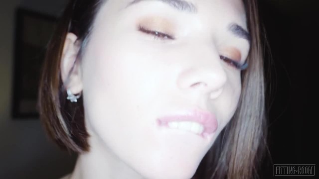 Горячая сучка хочет классно кончить от игрушки